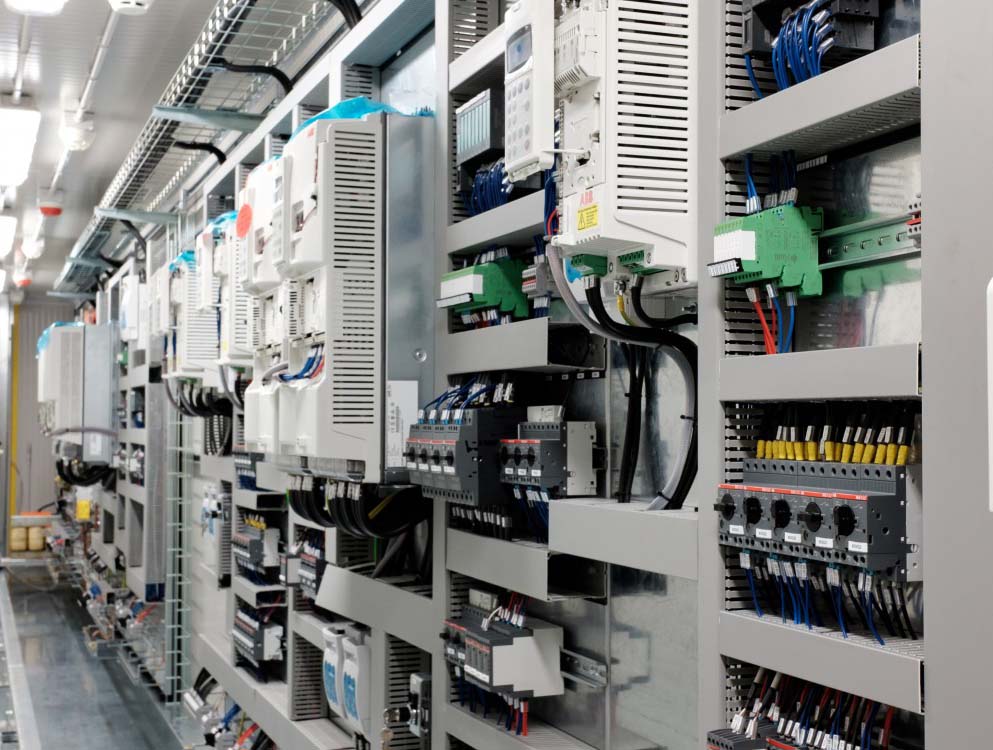 Mcc panoları otomasyon elektrik sistemleri, Pm Pano, MCC panoları, otomasyon elektrik sistemlerinin önemli bir bileşenidir ve endüstriyel tesislerde motorları kontrol etmek ve yönetmek için kullanılırlar