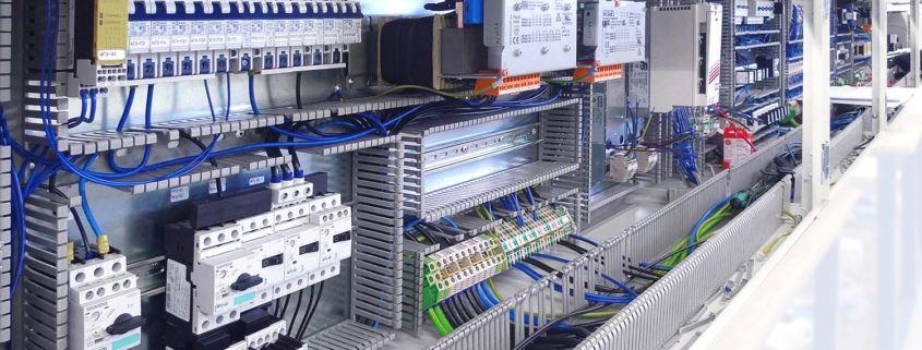 Otomasyon panoları, bir tesisin elektrik dağıtımını kontrol etmek, endüstriyel süreçleri yönetmek ve otomasyon ekipmanlarını barındırmak için tasarlanmıştır.