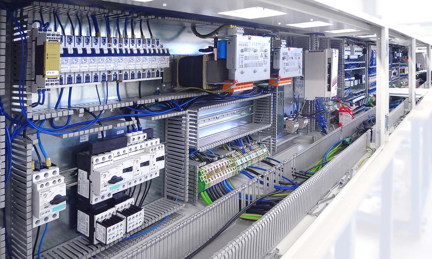 Otomasyon Elektrik Pano Üreticisi  , Pm Pano, Otomasyon panoları, bir tesisin elektrik dağıtımını kontrol etmek, endüstriyel süreçleri yönetmek ve otomasyon ekipmanlarını barındırmak için tasarlanmıştır.